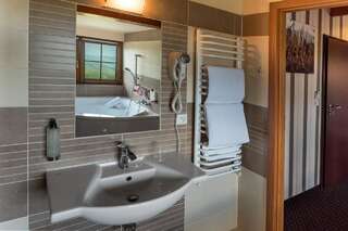Отель Hotel Beskidzki Raj Стрышава Двухместный номер с 1 кроватью и гидромассажной ванной-1